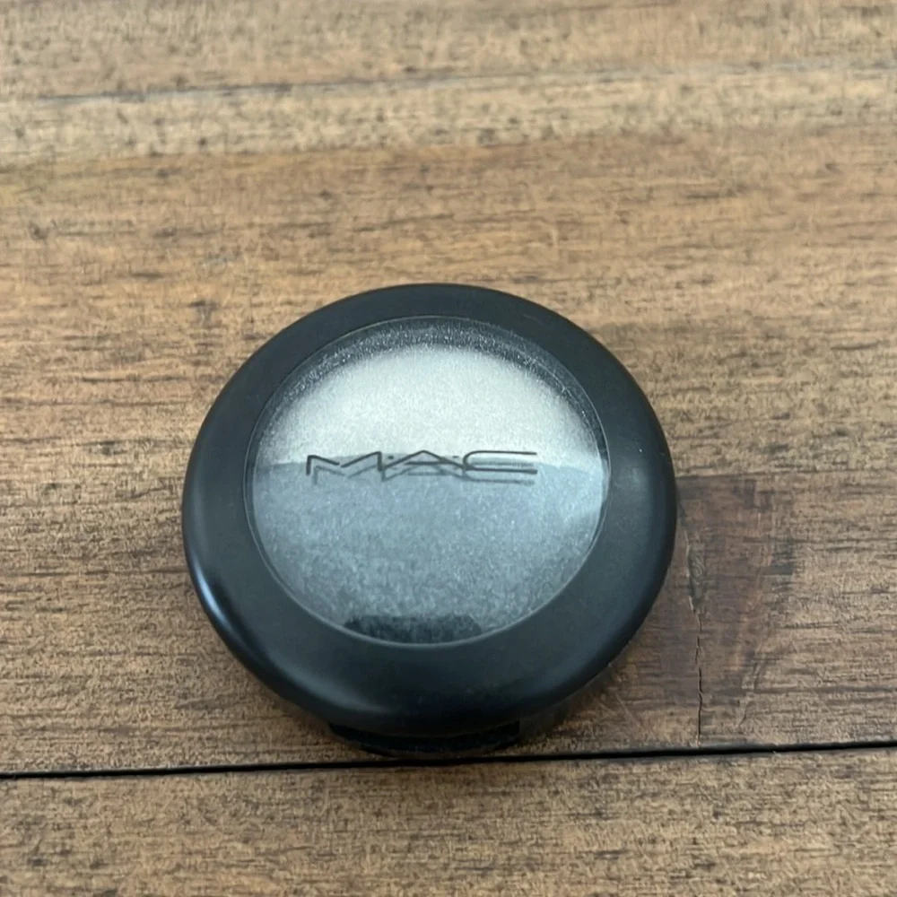 Mac mineralize eye shadow shade personal screen vinyl